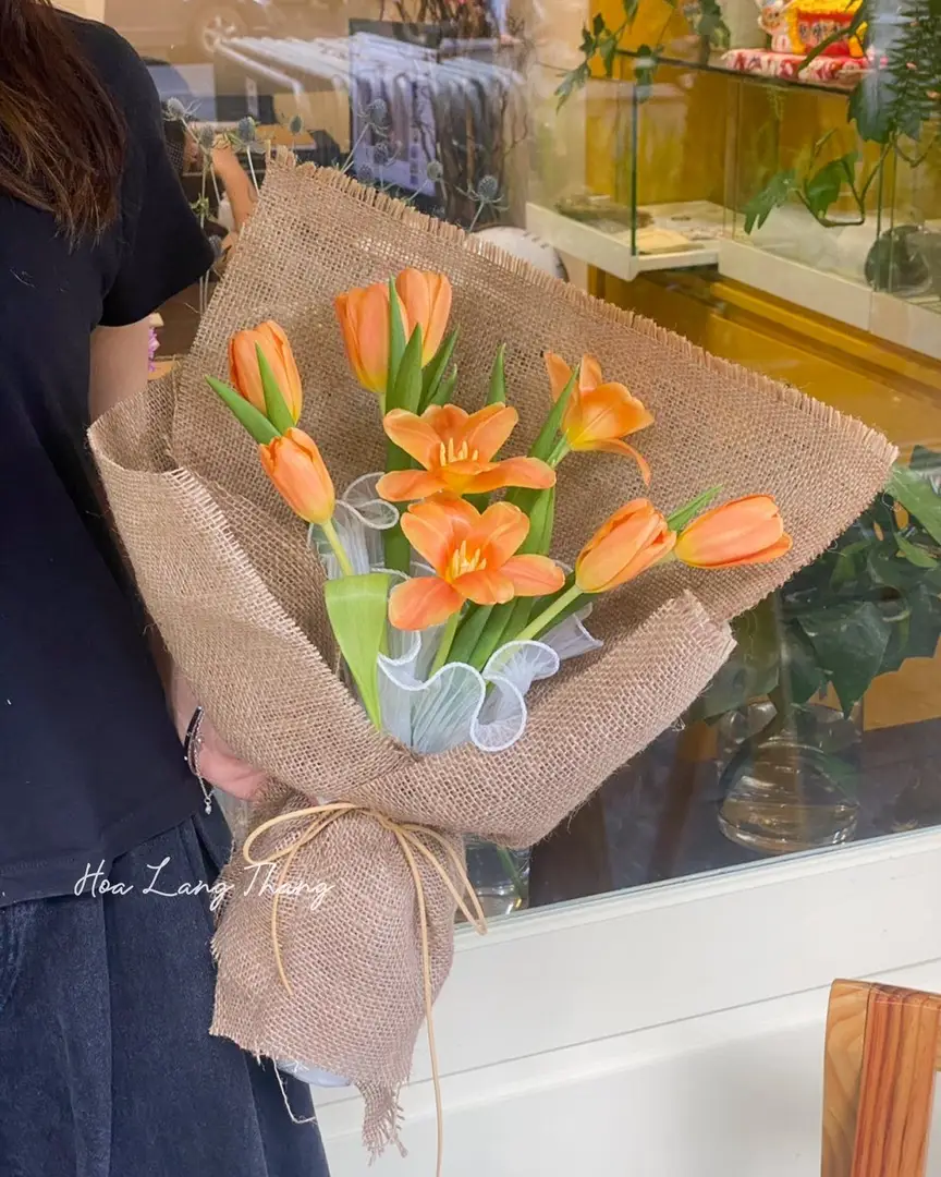 Lẵng hoa tulip cam Hà Lan - Amber Elegance