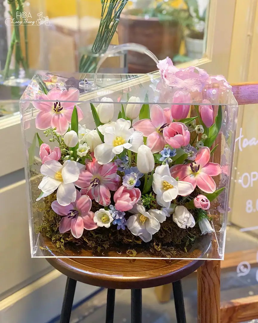 Hộp hoa tulip mix Hà Lan mica - Timeless Elegance — góc khác
