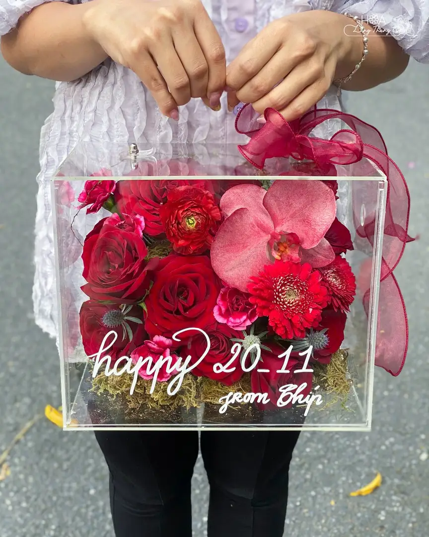 Hộp hoa hồng Red Naomi mix lan hồ điệp mica - Crimson Elegance — góc khác