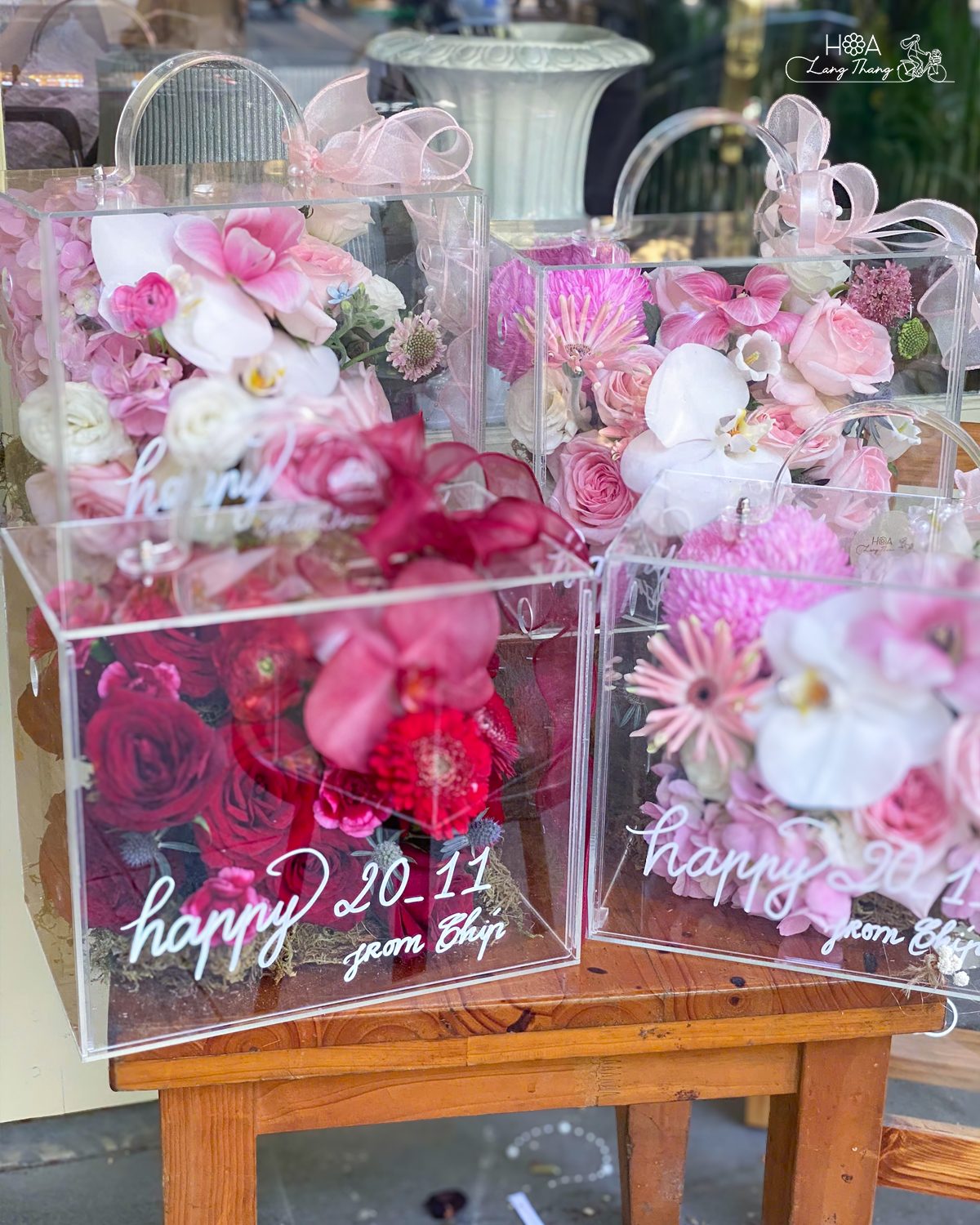 Hộp hoa hồng Red Naomi mix lan hồ điệp mica - Crimson Elegance - Hoa Lang Thang