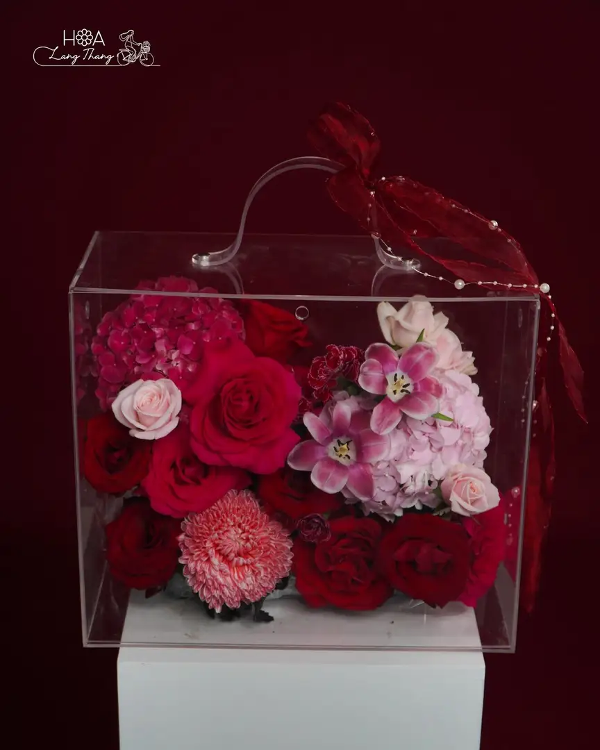 Hộp hoa hồng Red Naomi, tulip Hà Lan, cẩm tú cầu - Crimson Elegance