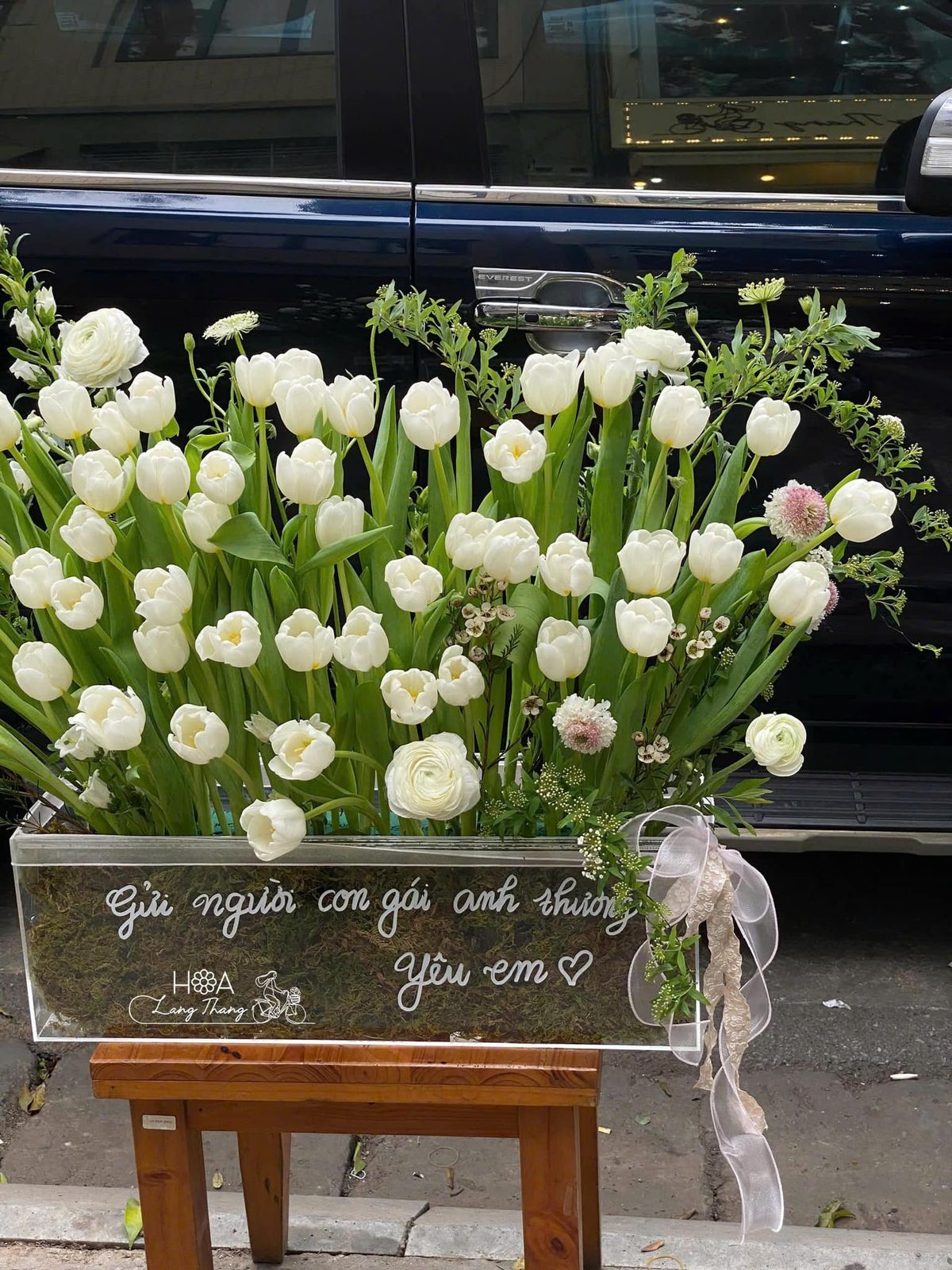 Hộp hoa tulip trắng Hà Lan mica - White Elegance — góc khác