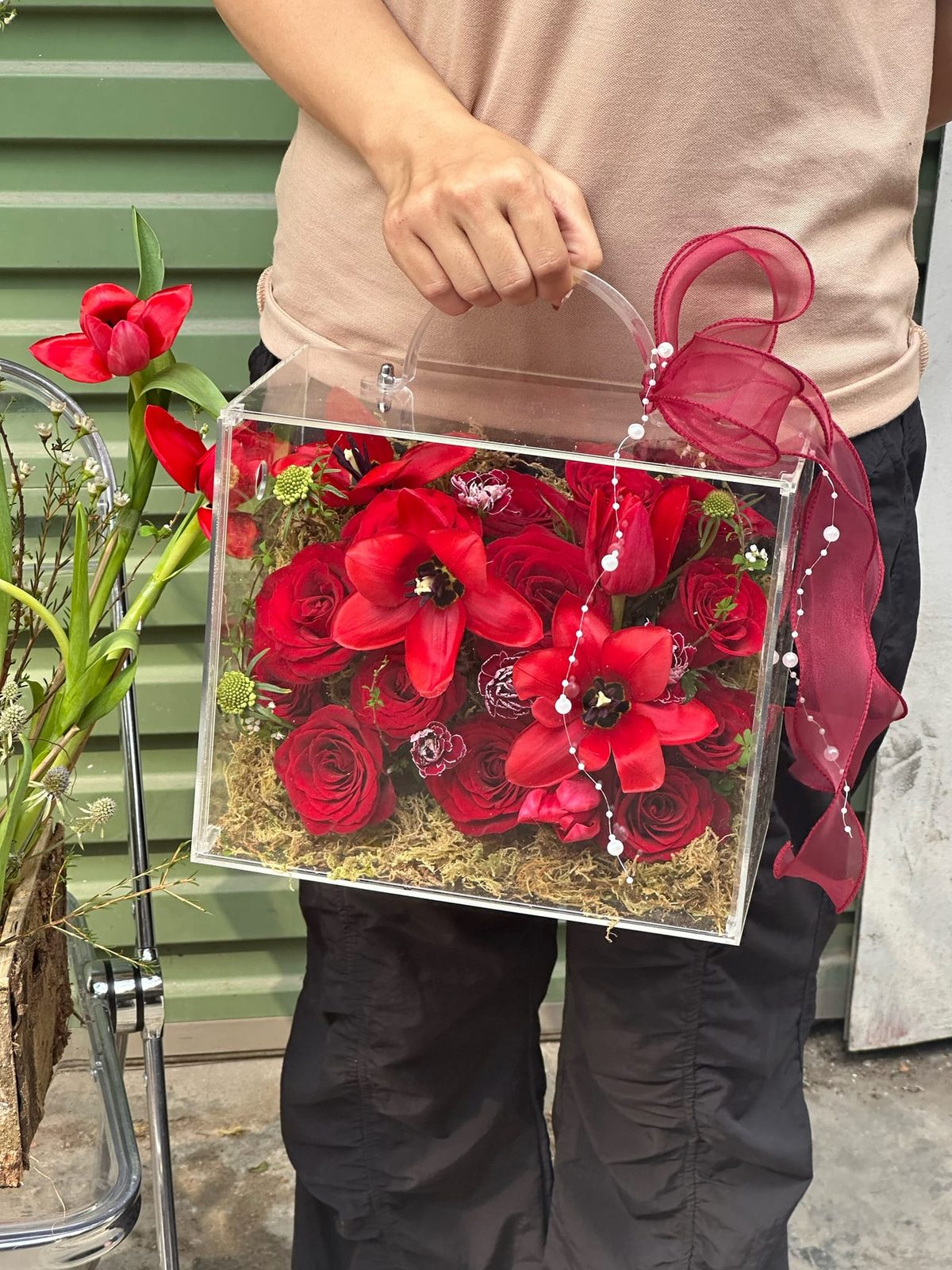 Hộp hoa hồng Red Naomi mix tulip Hà Lan mica - Crimson Elegance