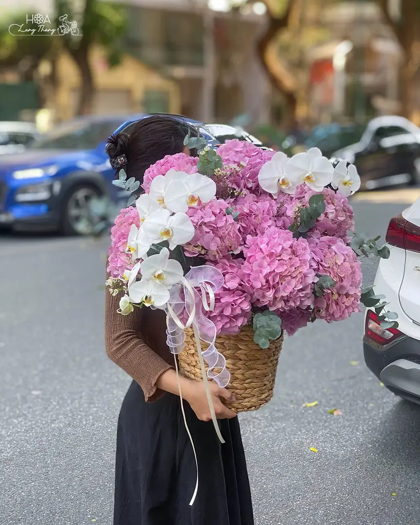 Lẵng hoa cẩm tú cầu mix lan hồ điệp - Lavender Orchid Elegance — góc khác