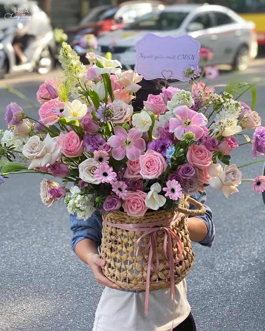 Lẵng hoa hồng pastel gỗ gardening - Blush Romance — góc khác