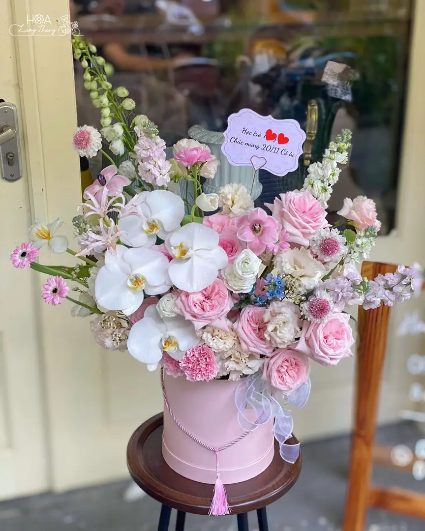 Lẵng hoa hồng mix hoa lá cao cấp - Timeless Romance