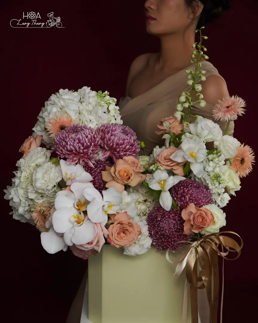 Lẵng hoa tulip cẩm tú cầu lan hồ điệp - Elegant Harmony — góc khác