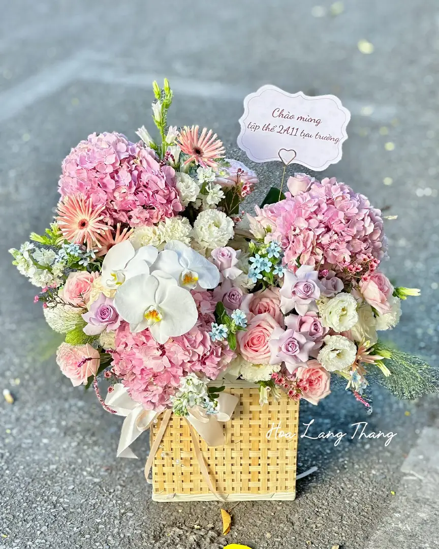 Lẵng hoa hồng mix tulip Hà Lan gỗ - Crimson Romance — góc khác