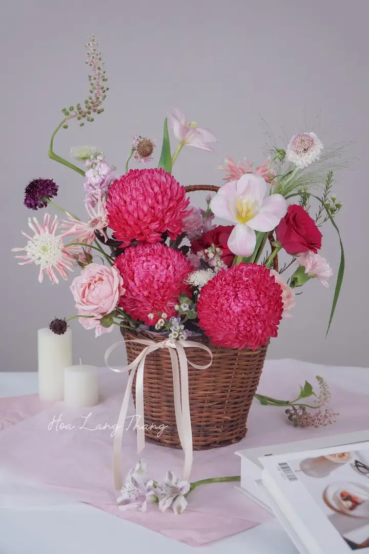 Lẵng hoa hoa hồng mix lá phụ nhập khẩu - Garden Elegance