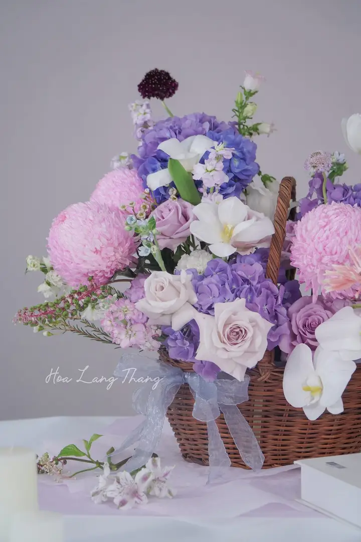 Lẵng hoa cẩm tú cầu tulip lan hồ điệp tím - Purple Harmony — góc khác