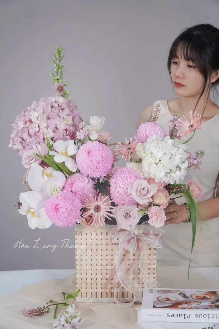 Lẵng hoa mix sang trọng - Timeless Elegance