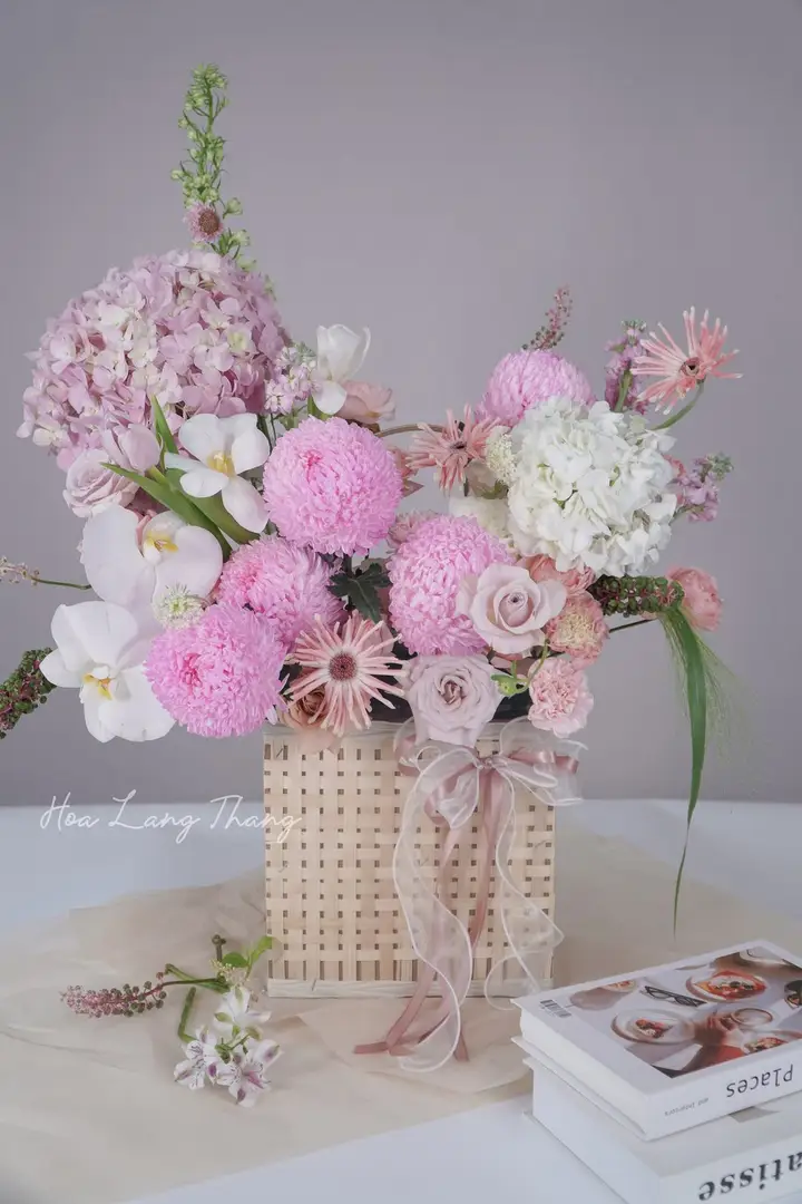 Lẵng hoa mix sang trọng - Timeless Elegance — góc khác