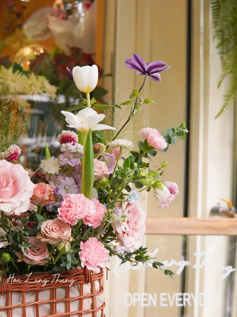 Lẵng hoa mix nhập khẩu gỗ gardening - Blossom Harmony — góc khác