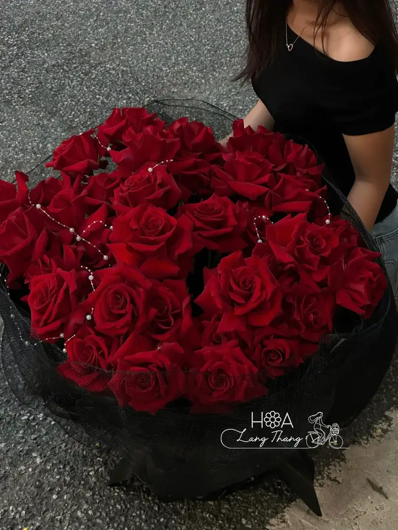 Bó hoa hồng đỏ Ecuador lưới trắng - Crimson Romance — góc khác