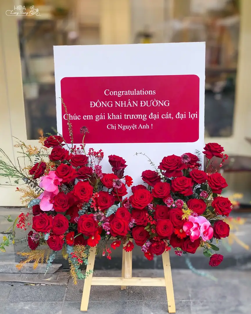 Lẵng hoa hồng Red Naomi nhập khẩu - Crimson Elegance — góc khác