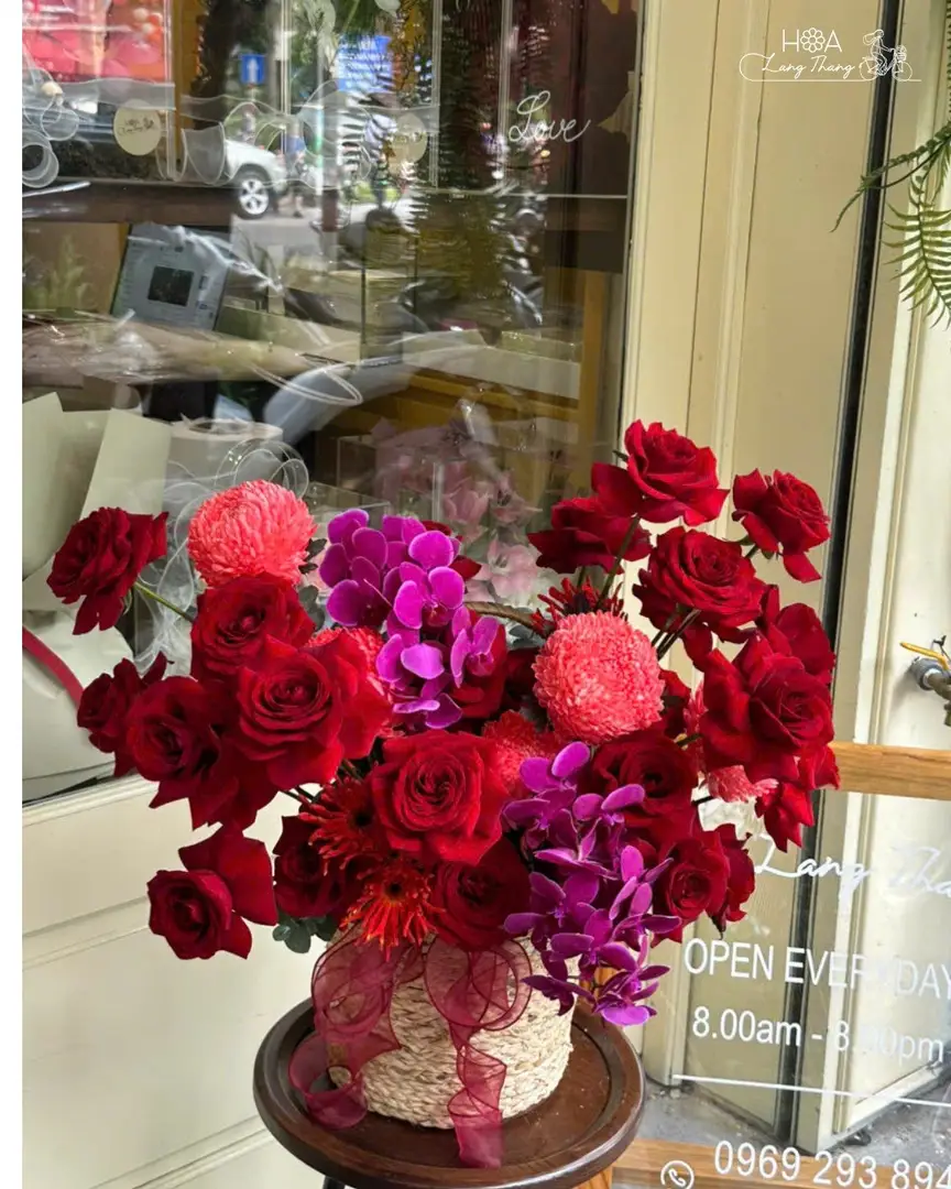 Lẵng hoa hồng đỏ gỗ gardening - Crimson Elegance — góc khác