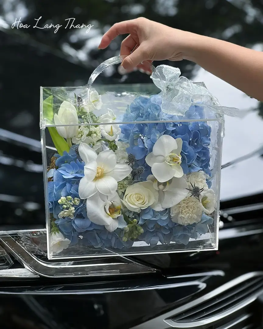 Hộp hoa cẩm tú cầu mix tulip lan hồ điệp mica - Cerulean Elegance — góc khác