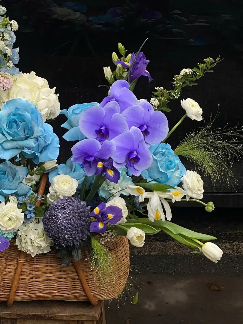 Lẵng hoa hồng Ecuador mix lan hồ điệp - Orchid Elegance — góc khác
