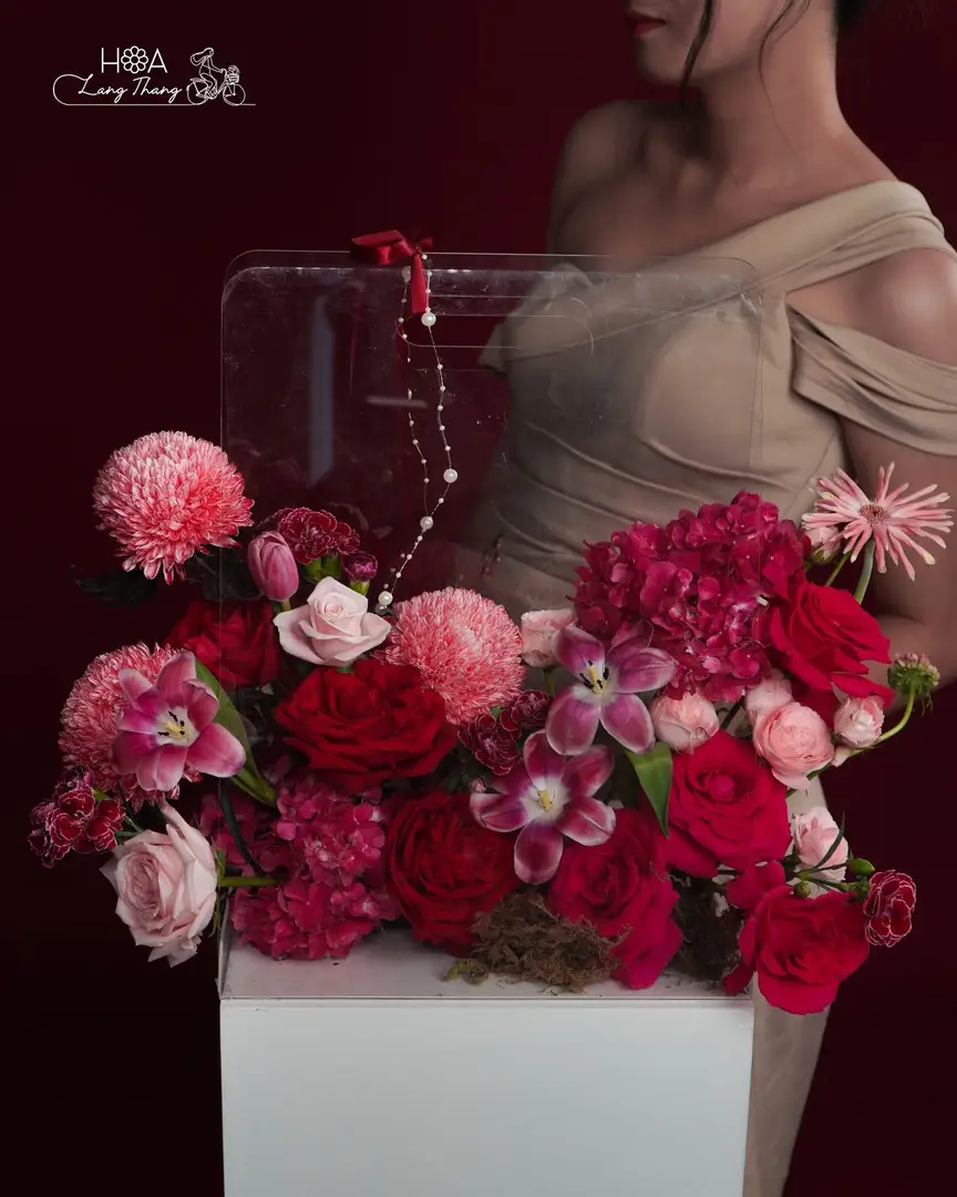 Hộp hoa hồng Red Naomi mix - Crimson Elegance — góc khác
