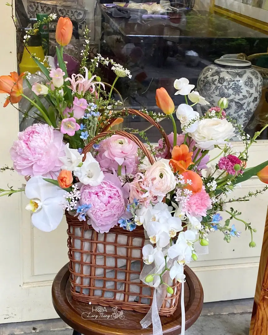 Lẵng hoa mẫu đơn mix tulip Hà Lan - Peony Tulip Grace — góc khác