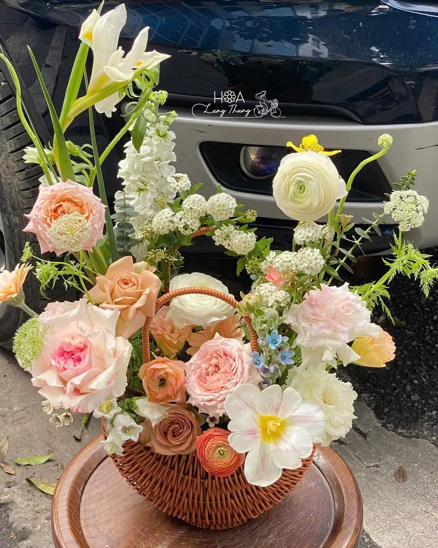 Lẵng hoa hồng mix cẩm tú cầu nhập khẩu - Blooming Elegance — góc khác