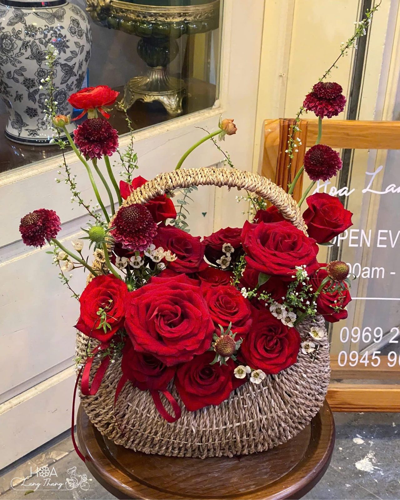 Lẵng hoa hồng Red Naomi nhập khẩu - Crimson Elegance