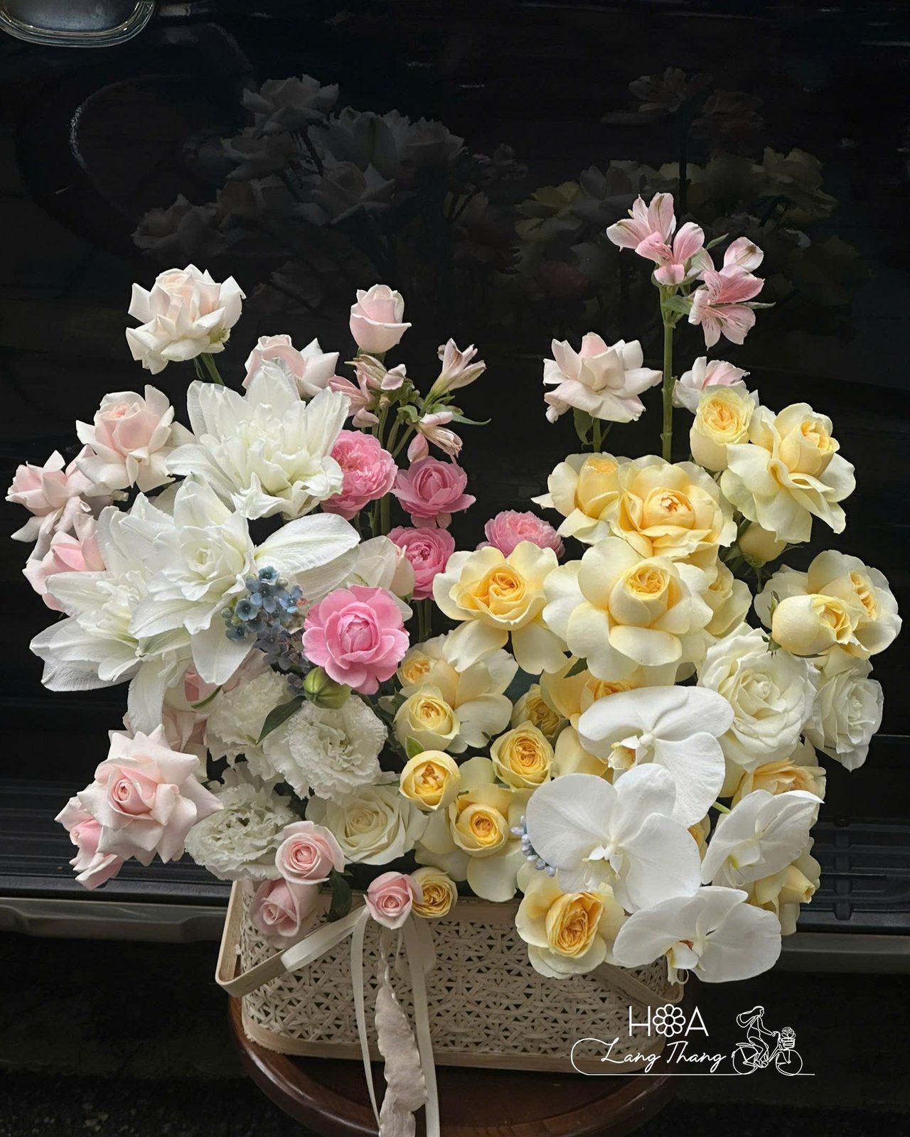 Lẵng hoa hồng mix vàng gỗ gardening - Golden Romance — góc khác