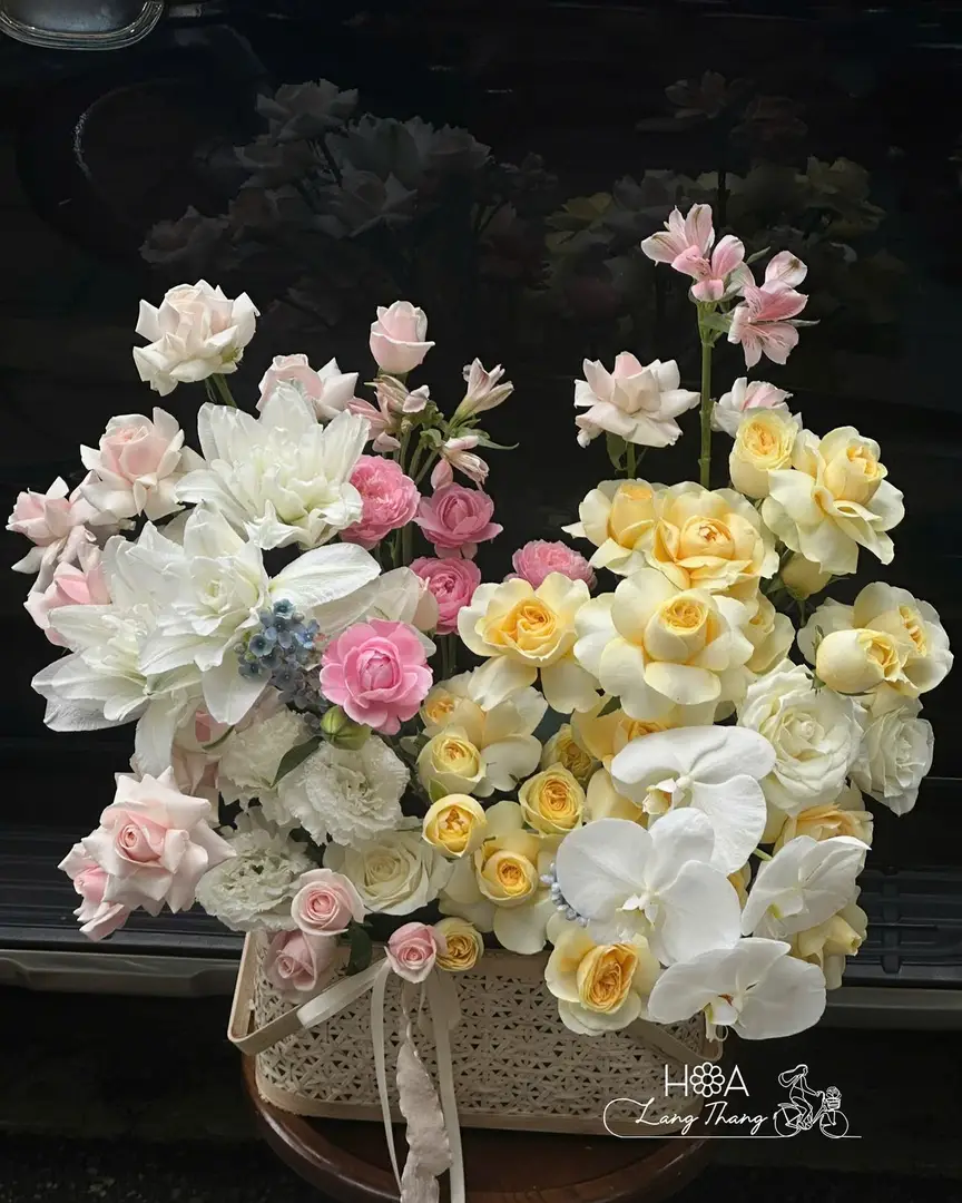 Lẵng hoa hồng mix vàng gỗ gardening - Golden Romance — góc khác