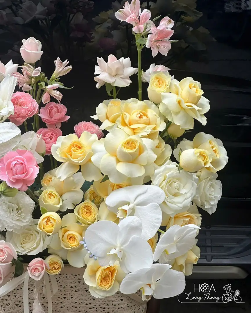 Lẵng hoa hồng mix vàng gỗ gardening - Golden Romance - Thumbnail 3