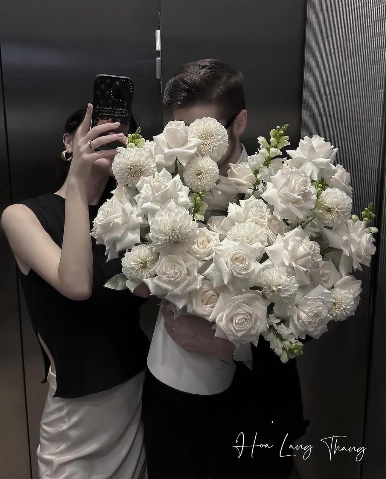 Lẵng hoa hồng trắng mix thược dược - Timeless Elegance
