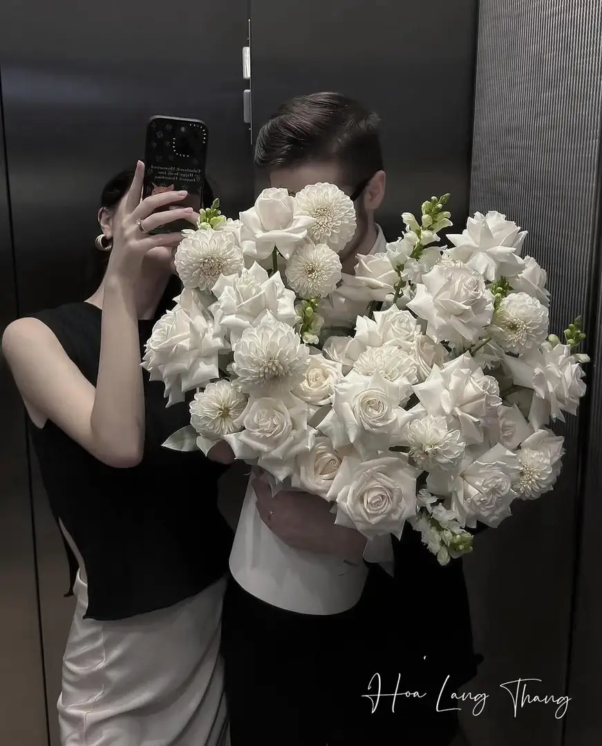 Lẵng hoa hồng trắng mix thược dược - Timeless Elegance