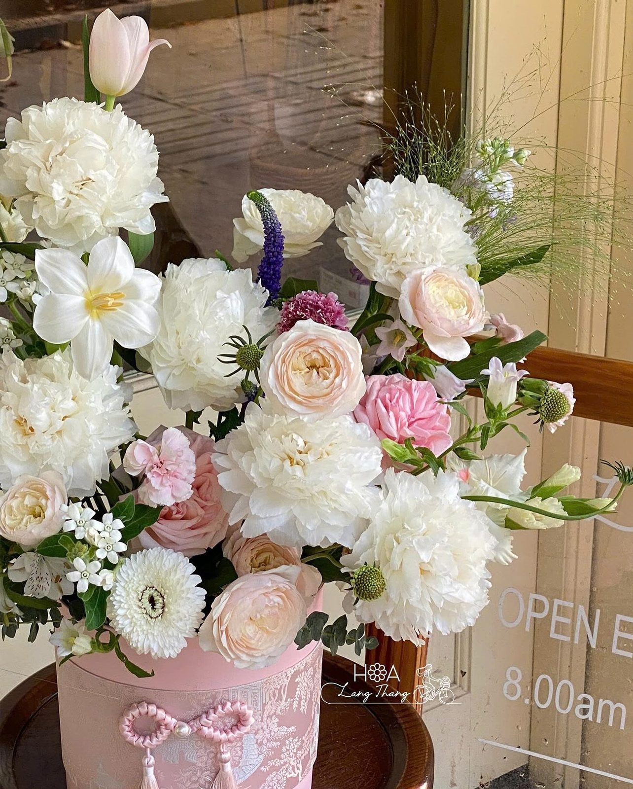 Lẵng hoa mẫu đơn Hà Lan trắng - White Elegance