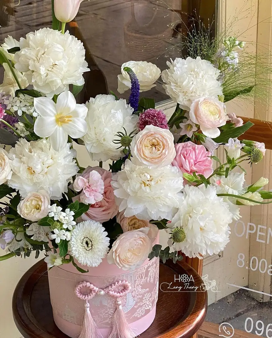 Lẵng hoa mẫu đơn Hà Lan trắng - White Elegance — góc khác