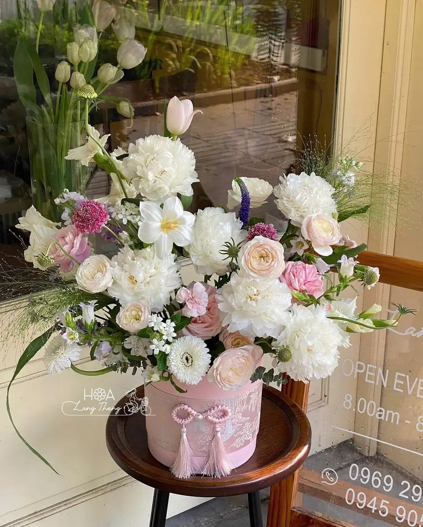 Lẵng hoa mẫu đơn Hà Lan trắng - White Elegance - Thumbnail 4