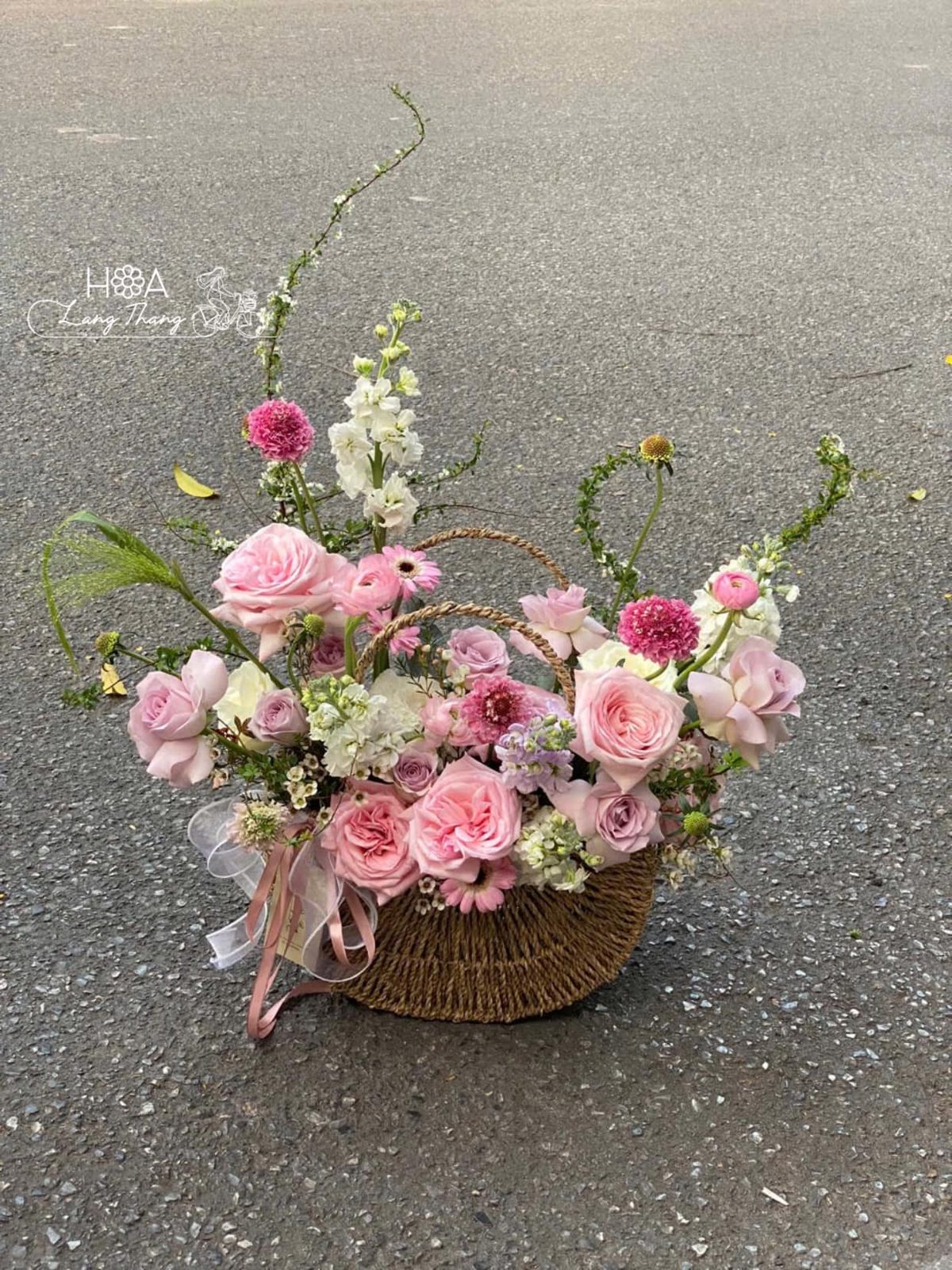 Lẵng hoa hồng mix cẩm tú cầu vừa - Garden Harmony