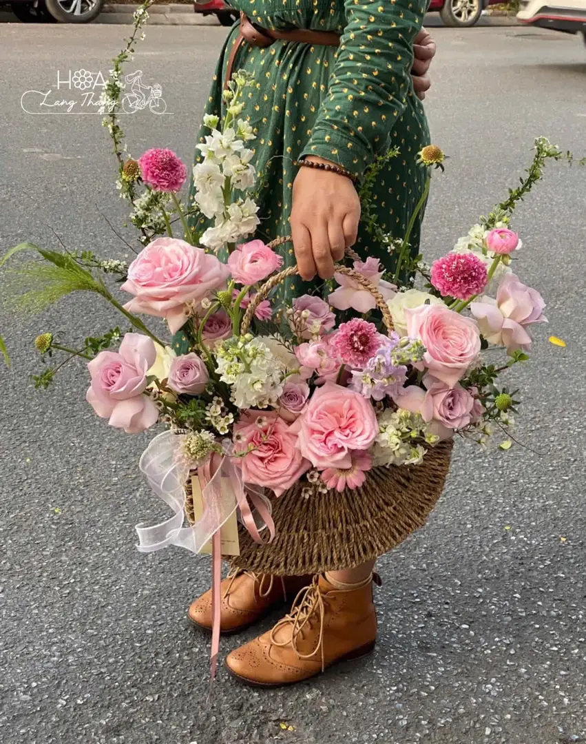 Lẵng hoa hồng mix cẩm tú cầu vừa - Garden Harmony — góc khác