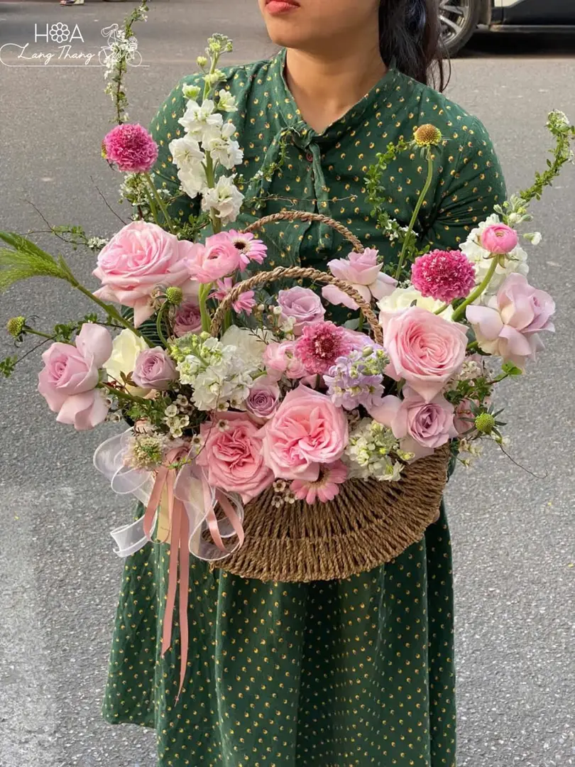 Lẵng hoa hồng mix cẩm tú cầu vừa - Garden Harmony - Hoa Lang Thang