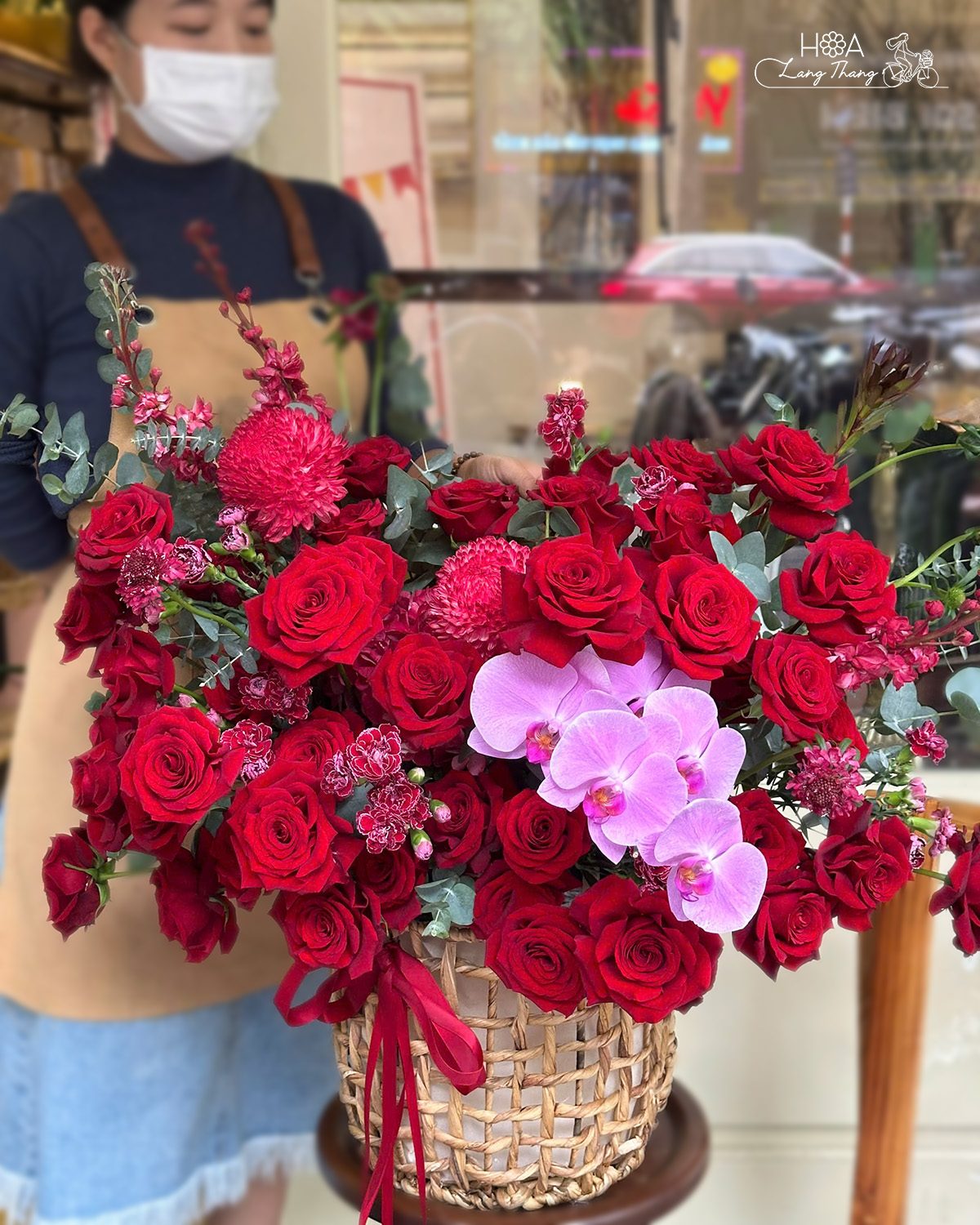 Lẵng hoa hồng Red Naomi nhập khẩu - Crimson Elegance