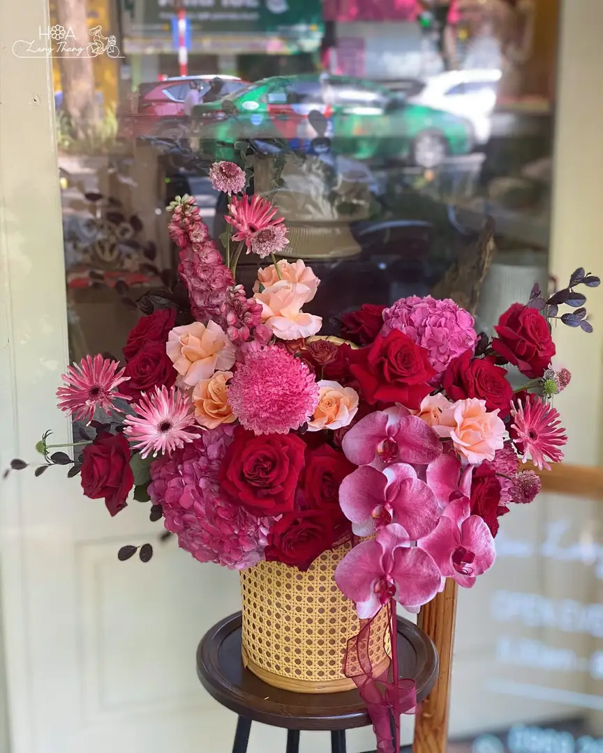 Lẵng hoa hồng Red Naomi mix lan hồ điệp - Crimson Elegance