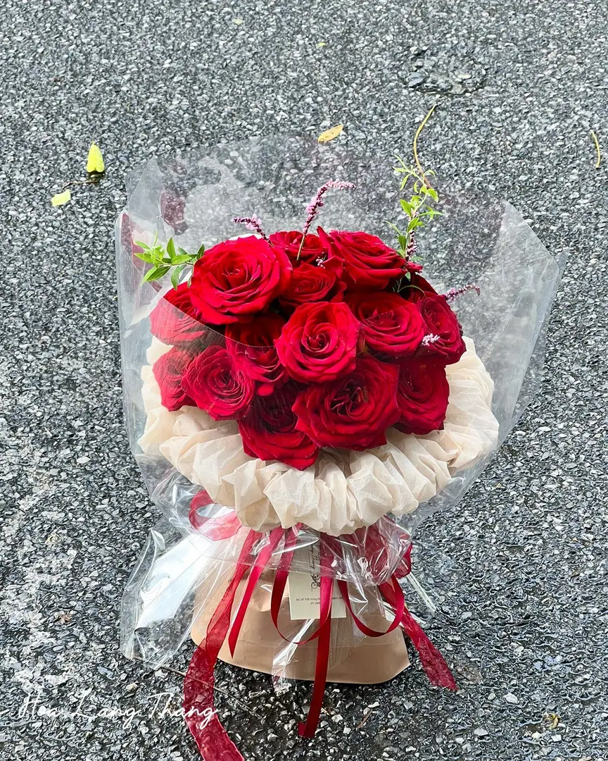 Bó hoa hồng Red Naomi nhập khẩu - Crimson Romance — góc khác