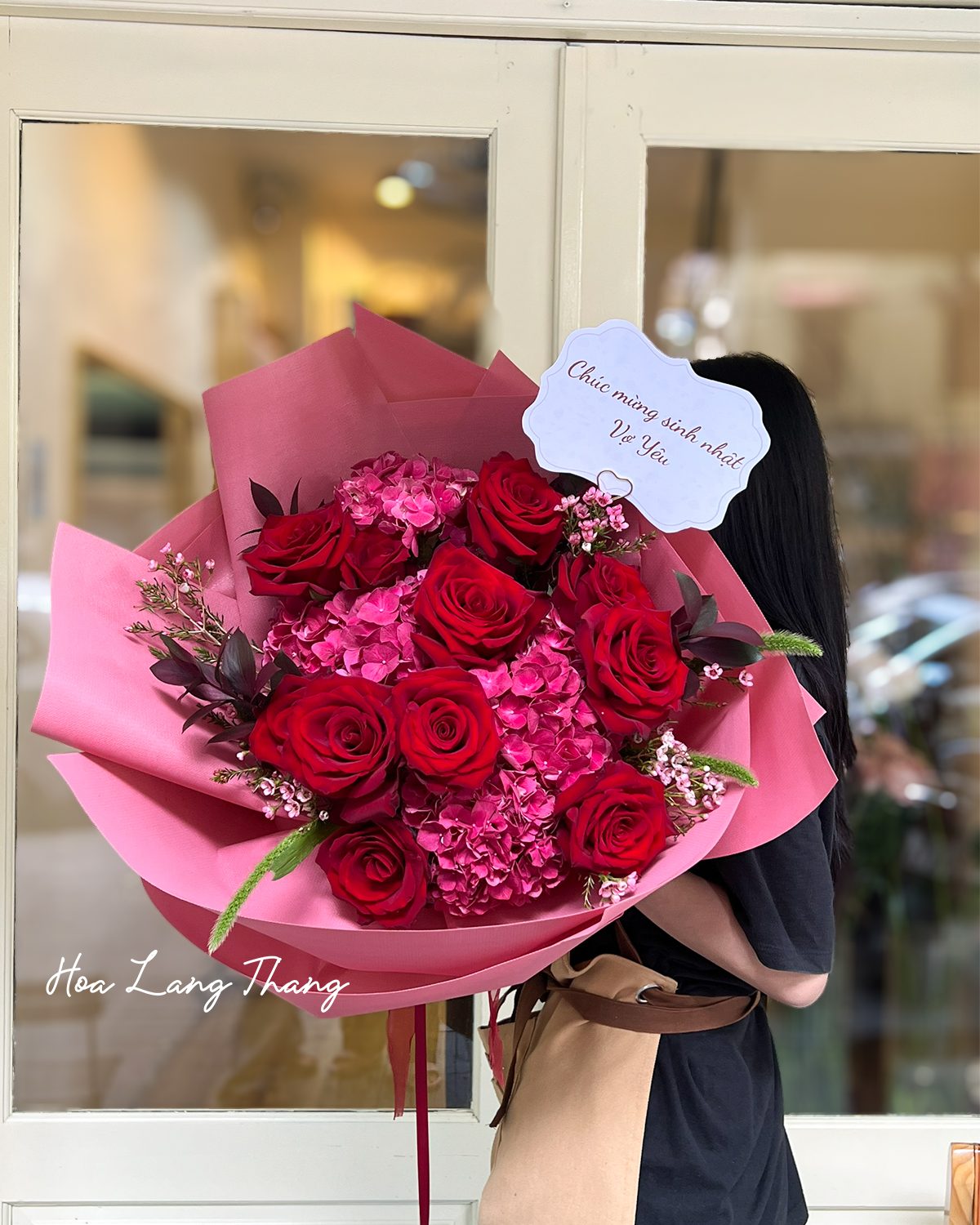 Bó hoa hồng Ecuador đỏ mix lá phụ - Crimson Elegance