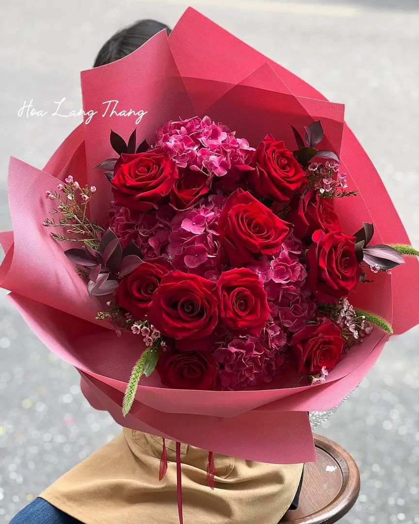 Bó hoa hồng Ecuador đỏ mix lá phụ - Crimson Elegance — góc khác