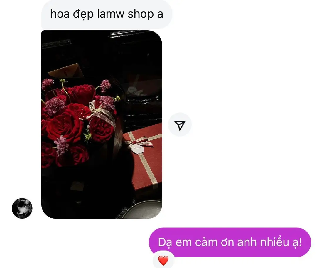 Bó hoa hồng Ohara đỏ mix Scabiosa - Crimson Elegance — góc khác