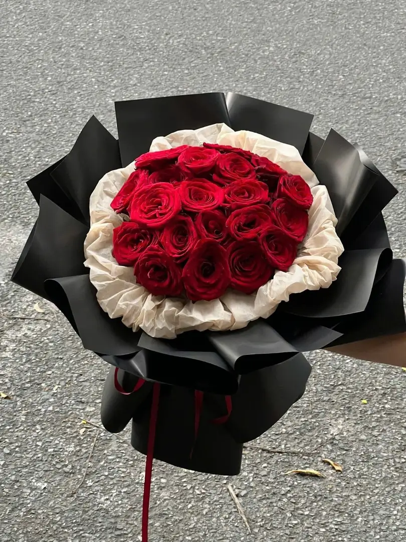 Bó hoa hồng Red Naomi mix lá phụ - Crimson Elegance — góc khác