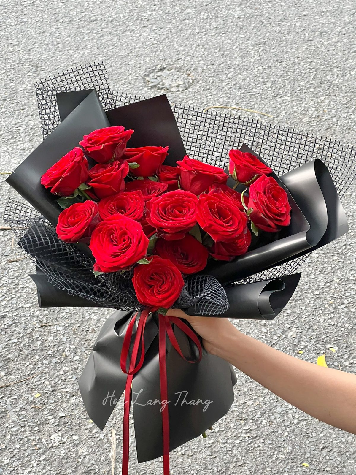 Bó hoa hồng Red Naomi lưới cao cấp - Crimson Elegance