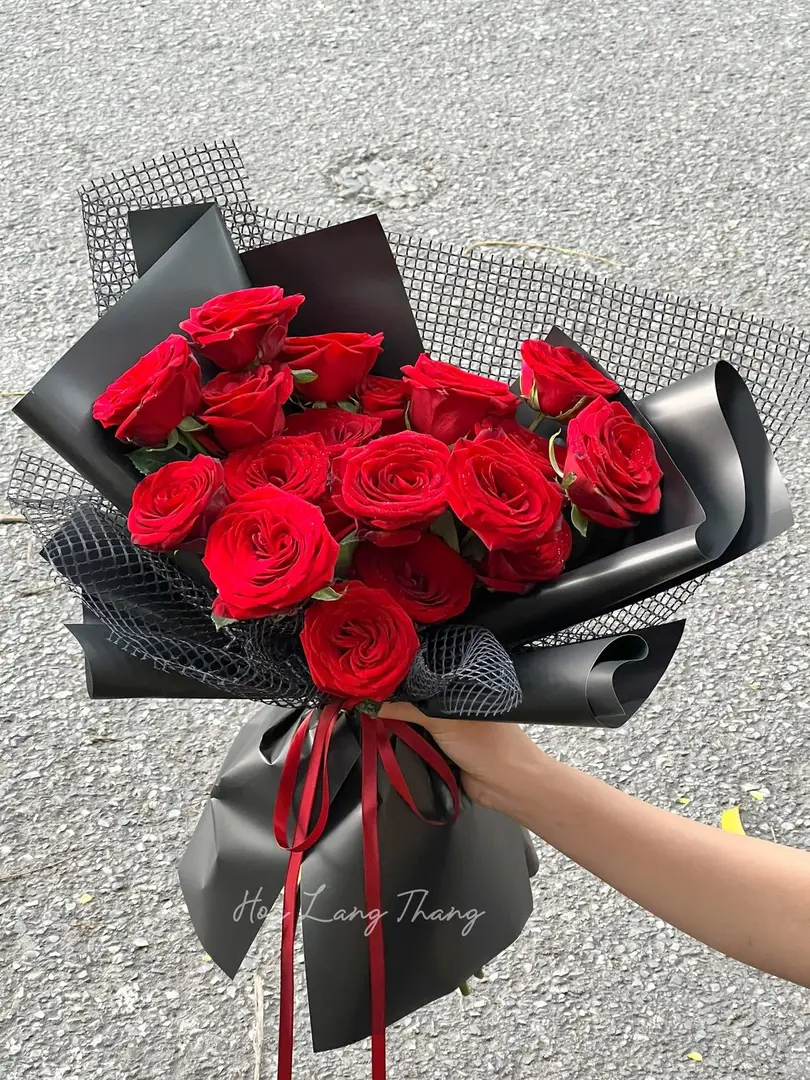 Bó hoa hồng Red Naomi lưới cao cấp - Crimson Elegance