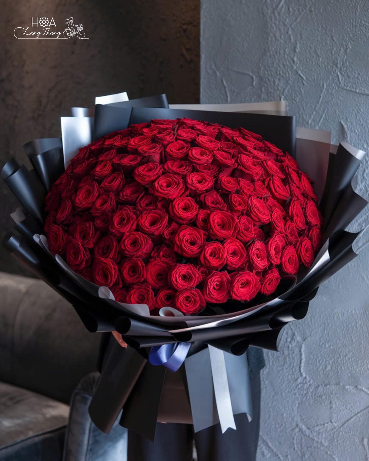 Bó hoa hồng Red Naomi 150 bông - Eternal Crimson — góc khác