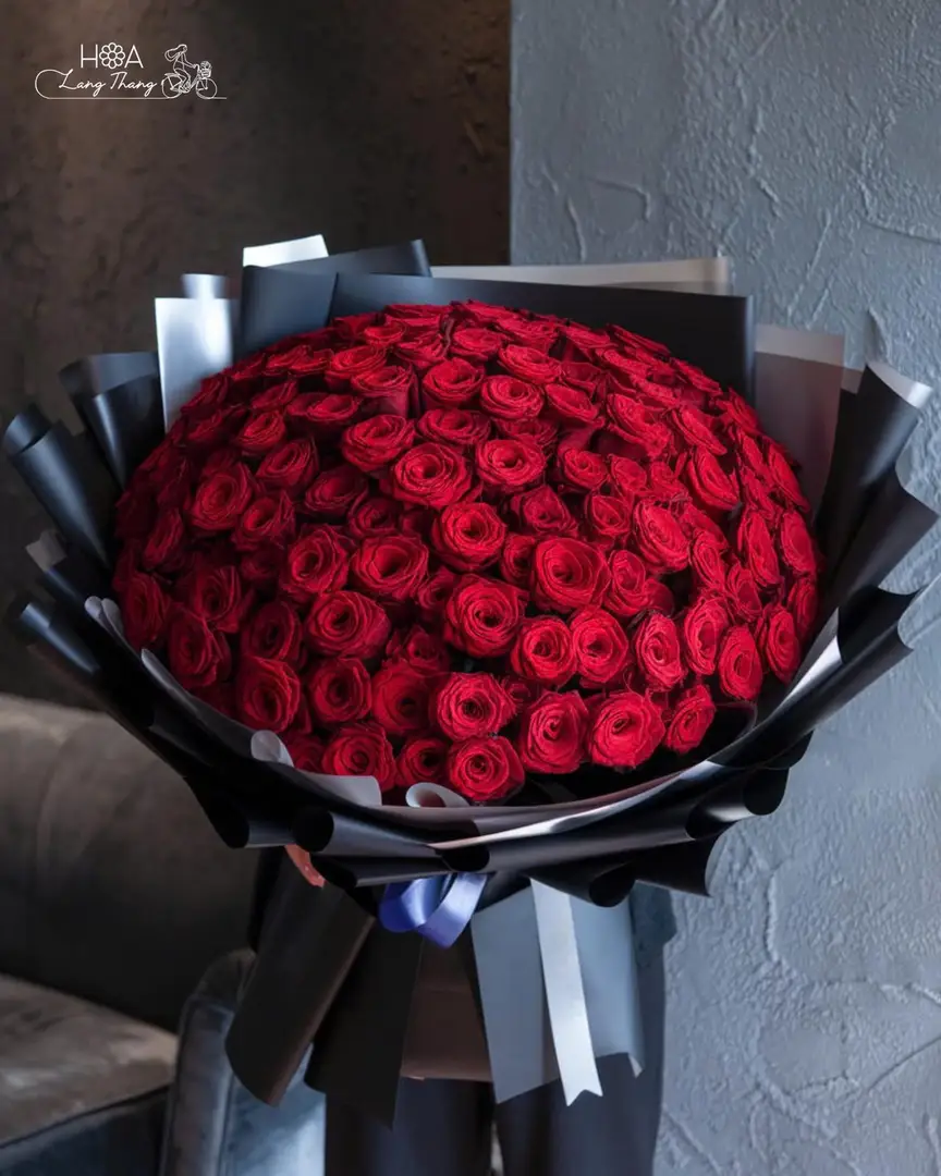 Bó hoa hồng Red Naomi 150 bông - Eternal Crimson — góc khác