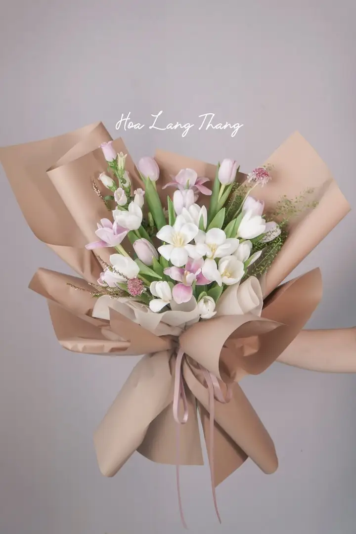 Bó hoa tulip hồng trắng giấy be nâu - Soft Elegance