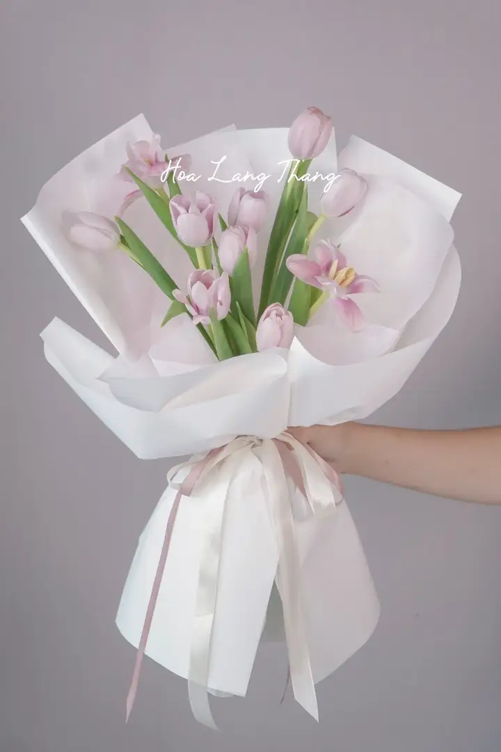 Bó hoa tulip hồng trắng giấy be nâu - Soft Elegance — góc khác